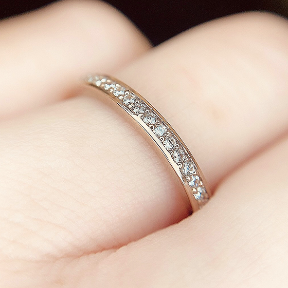 引っ掛かりの少ないレール留めは結婚指輪に最適なデザインです。