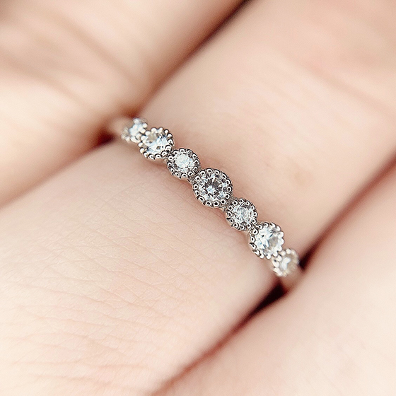 大きさの違うダイヤモンドが並べられている結婚指輪。アンティークなデザインが人気です。