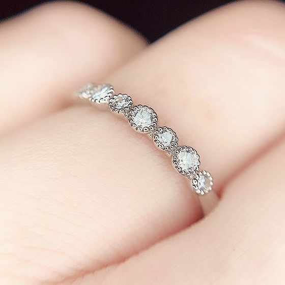 指横まで連なるダイヤモンドがゴージャスな結婚指輪。