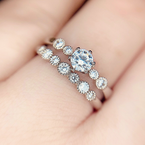 統一感のある婚約指輪と結婚指輪のセットリングです。思わず毎日重ねて身に着けたくなるデザイン。