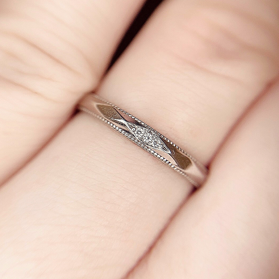 ３石のダイヤモンドが並んだキュートな印象の結婚指輪です。