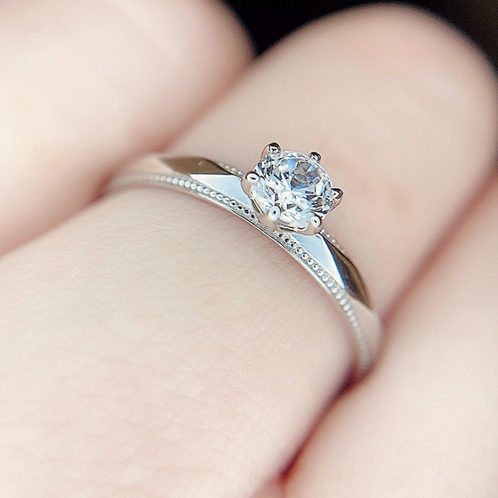 アーム部分に浮かぶようにセッティングされたダイヤモンドが指輪との一体感を感じさせます。