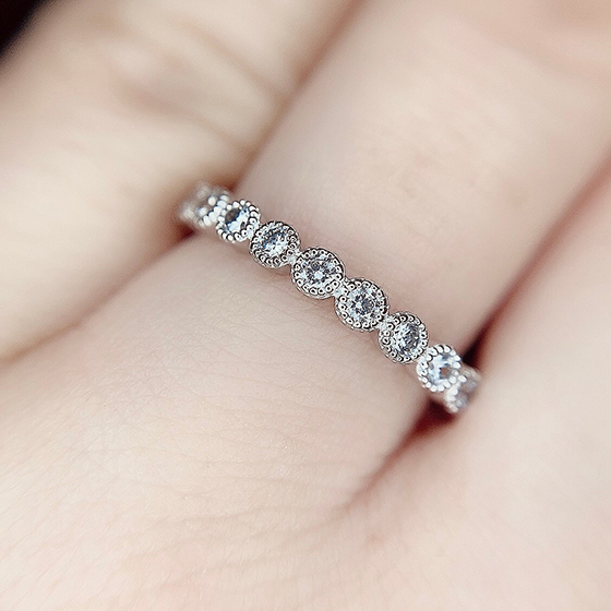 フクリン留めにてセットされたダイヤモンドの周りをミル打ち加工にて繊細に仕上げられた結婚指輪。