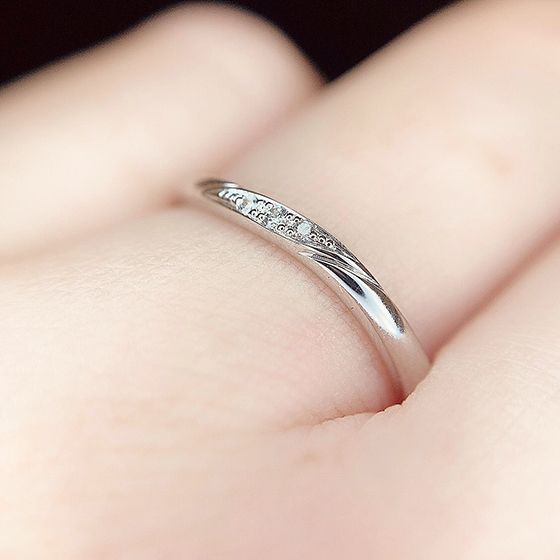 ダイヤモンドは表面からはひっかかりの無い様にセットされているので、結婚指輪として実用的。