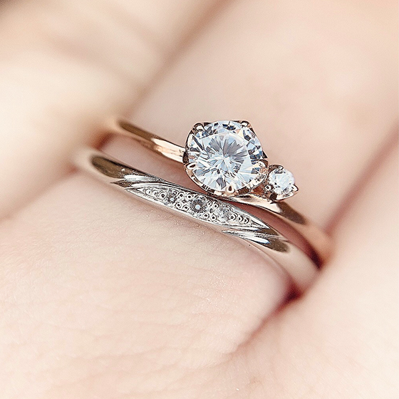 可愛らしい婚約指輪と大人っぽい結婚指輪のセット感が抜群です。