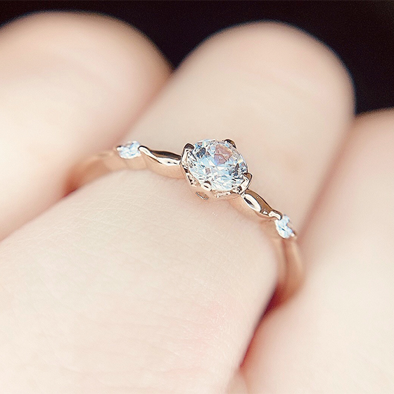 プナチナカラーでお作りしても正統派な印象になり婚約指輪としておすすめのデザイン。