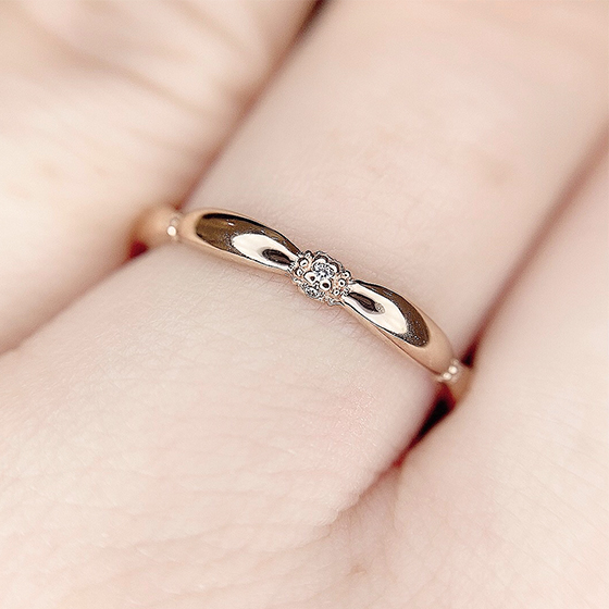 ぷっくりと立体的に仕上げられた結婚指輪。節目にはミル打ち加工とメレダイヤモンドが繊細にセットされています。