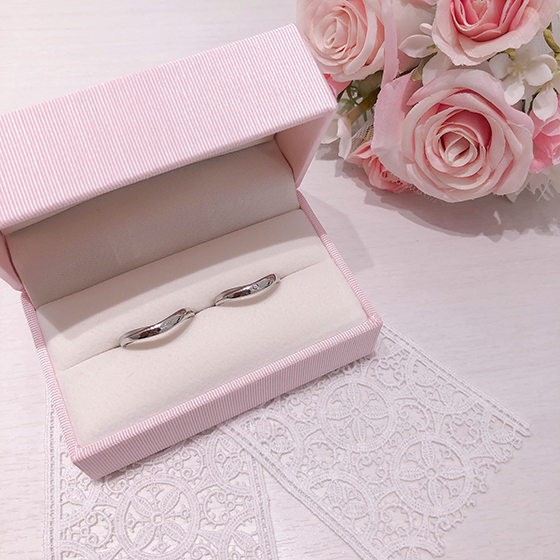 幸せの象徴とされるピンク色のPetit marie専用ケースに二人の証となる結婚指輪を入れされて頂きます。