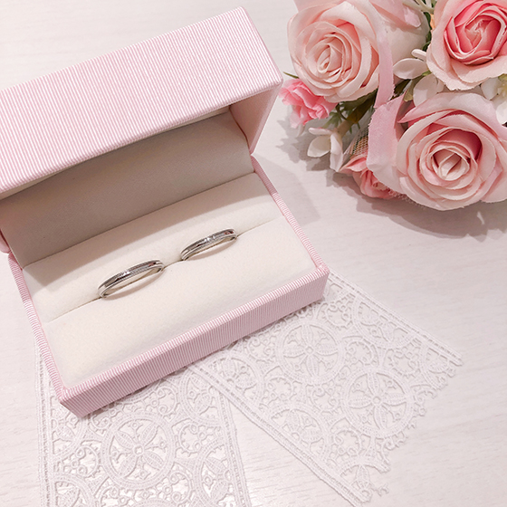 幸せの象徴とされるピンク色のPetit marie専用ケースに二人の証となる結婚指輪を入れされて頂きます。