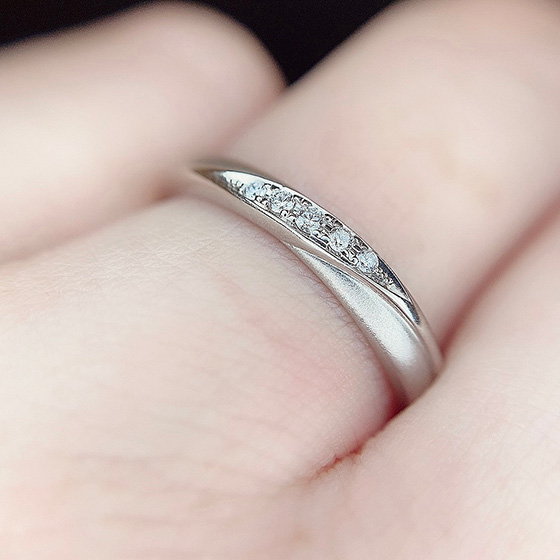 立体的に留められたダイヤモンドが存在感のある結婚指輪です。