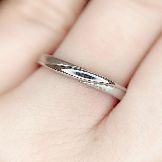 立体的な鏡面仕上げと、つや消し仕上げの組み合わせがお洒落なMen'sの結婚指輪です。