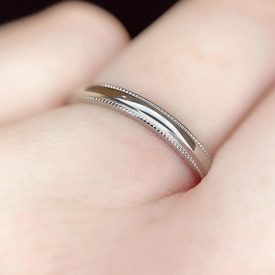 ミル打ちのデザインがしっかりと施された結婚指輪です。