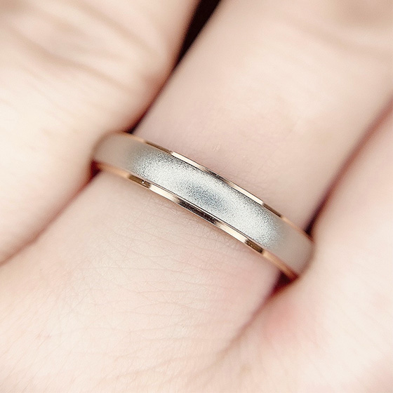 マット加工が印象的なシンプルなMen'sの結婚指輪です。
