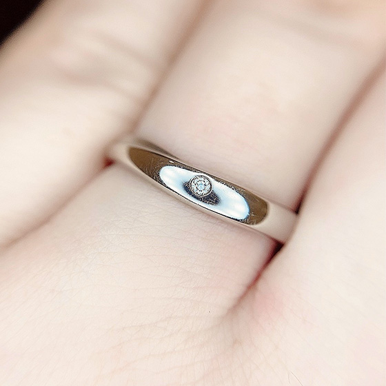 サイドのマット加工がさりげなくデザイン性のある結婚指輪です。