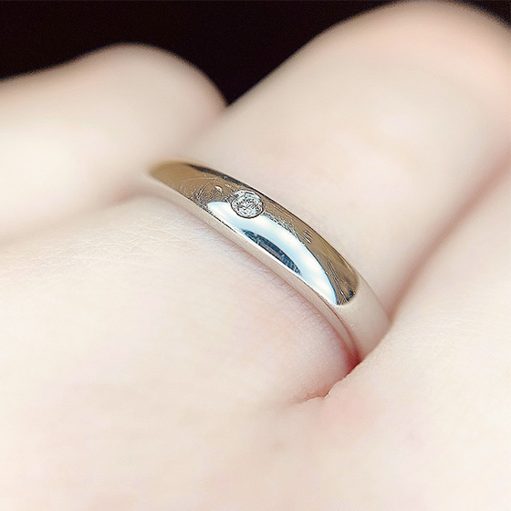 丸みが強い甲丸タイプの結婚指輪。甲丸タイプは、つけ心地が良くなります。