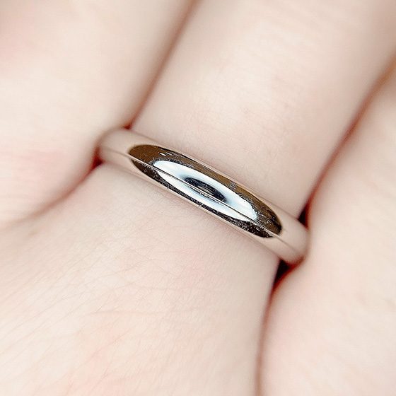 シンプルの中にさり気ないラインが施された結婚指輪。