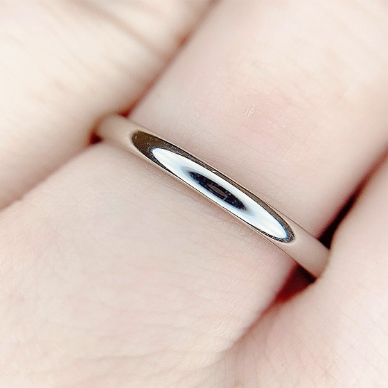 細身で丸みがつけ心地の良い、シンプルな結婚指輪です。