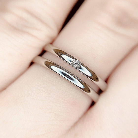 とにかくシンプルな結婚指輪をお探しの方に人気のデザインです。どんなシーンにも着けやすい。