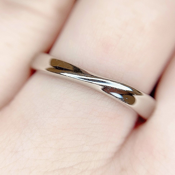 動きのある形状が特徴的なMen'sの結婚指輪です。シンプルにさり気ないデザインを取り入れたい方におすすめ。