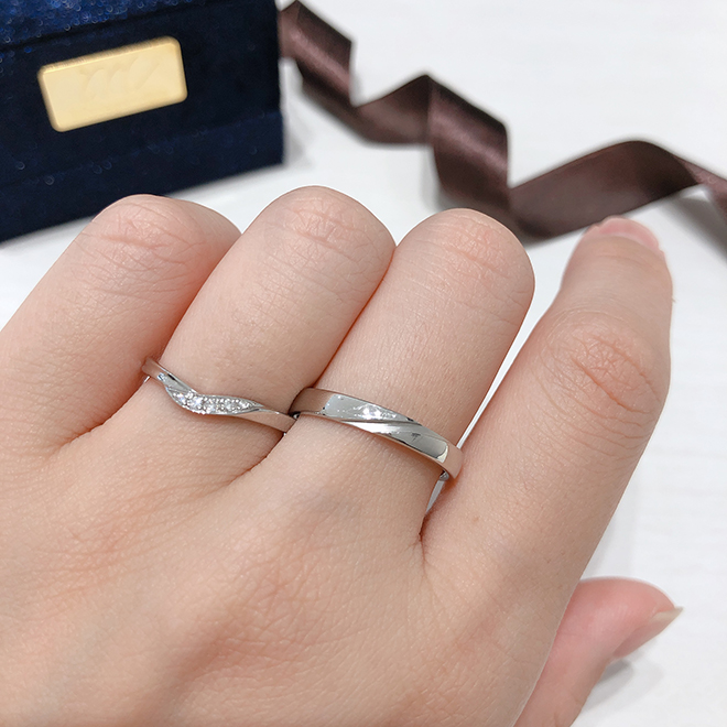 men'sとlady'sそれぞれ異なるデザインですが、女性らしさ・男性らしさを大切にした結婚指輪です。