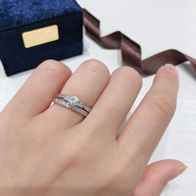 婚約指輪と結婚指輪のセットリング。プリンセスカットをさり気なく取り入れたお洒落なセットリング。