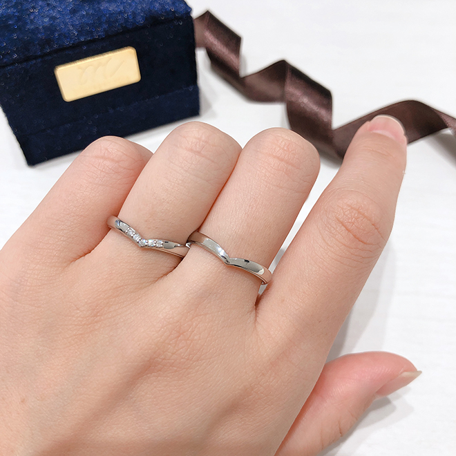 ペア感あふれるV字ラインの結婚指輪。人と違った個性が出るデザインです。