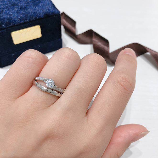 ゴージャスな婚約指輪とシンプルな結婚指輪のセットリング。