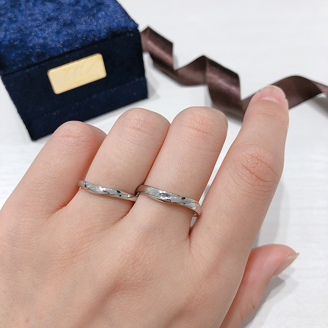 流れるラインを立体的なデザインで表現した結婚指輪。丸みのあるシルエットが優しい雰囲気です。