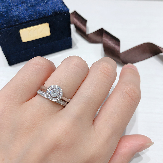 婚約指輪とセットリングになるように計算されデザインされた結婚指輪。