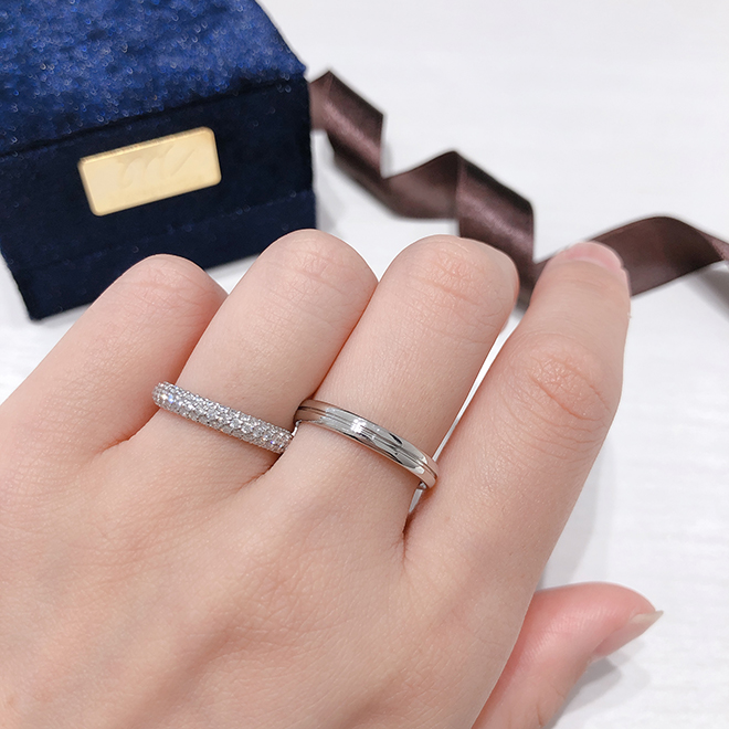 パヴェタイプの結婚指輪が華やかな印象に。Men'sマリッジリングは丸みを揃えシンプルなデザインに。