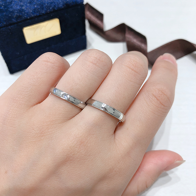 上下に施されたラインデザインが洗練されたペア感溢れるまさに大人の結婚指輪。