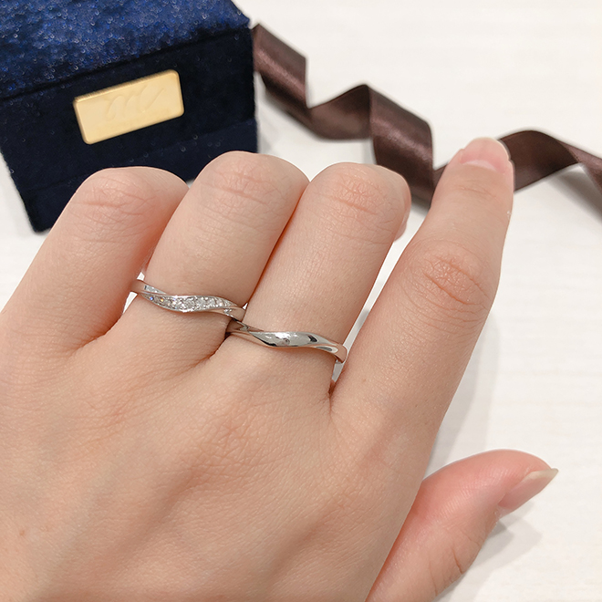 動きのある結婚指輪が指を綺麗に魅せてくれます。