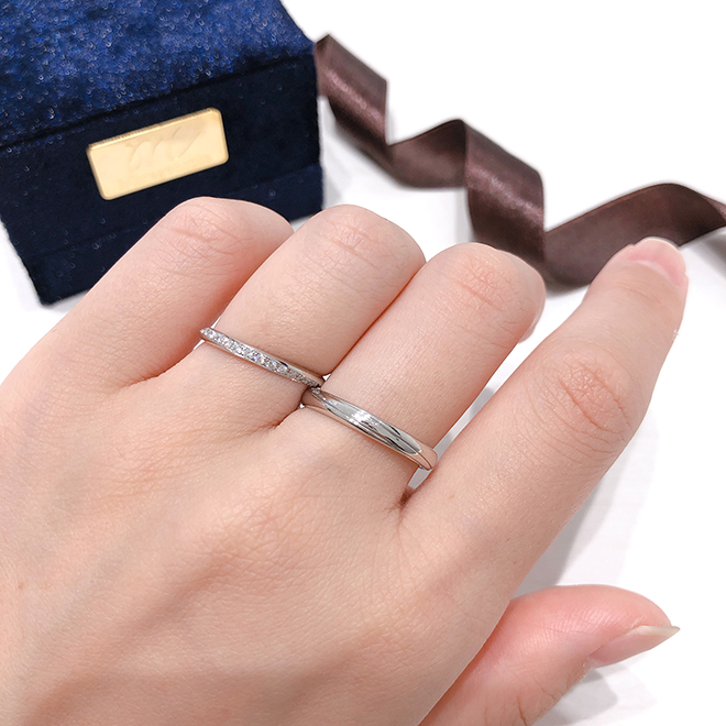ストレートのラインに巻き付くようなダイヤモンドセッティングが美しい結婚指輪。men'sはペア感溢れるラインが施されています。