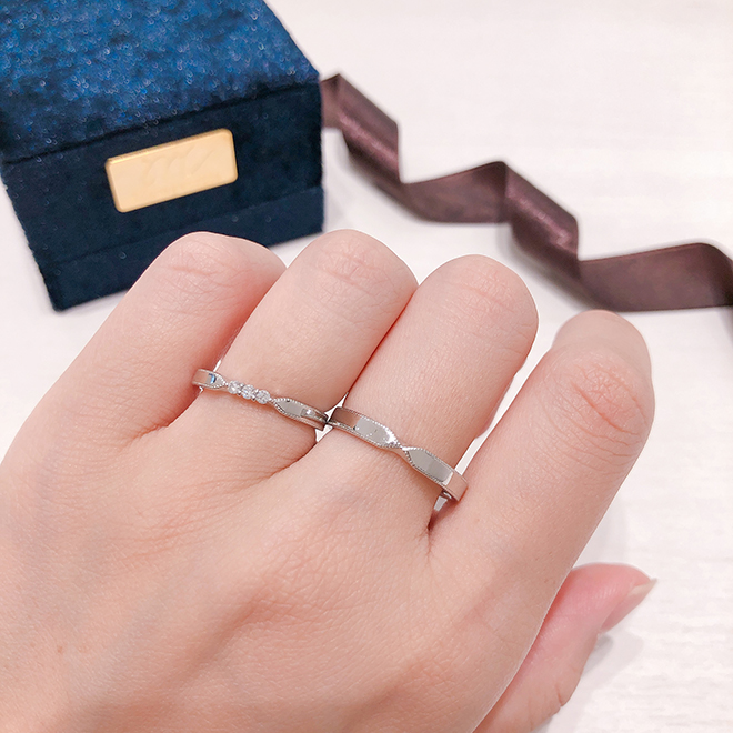 細やかなミルグレイン(ミル打ち)が施され可愛らしい印象の結婚指輪です。男性らしさと女性らしさが融合したデザインです。