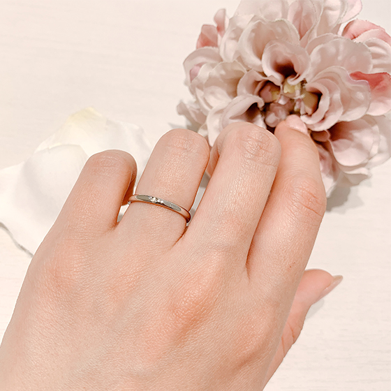 細身のシンプルデザインで人気No1の結婚指輪です。上質なプラチナを使用＆鍛造製法にて製作しています。
