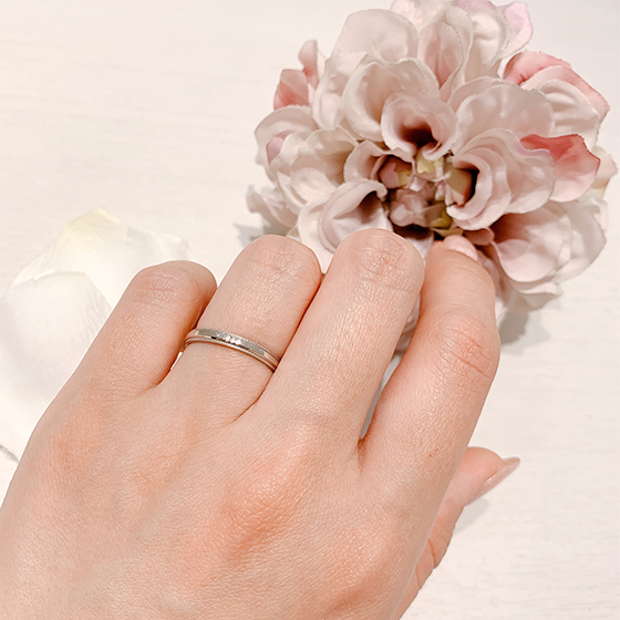 上下のミル打ちデザインが華やかな結婚指輪。ミル打ち加工は幸せの象徴とも言われます。
