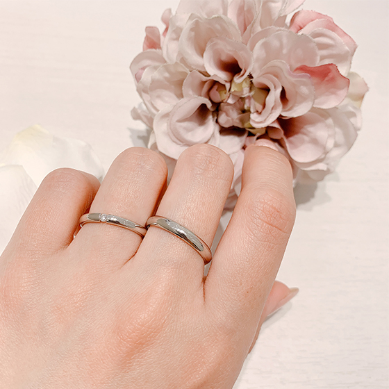シンプルなデザインでも、重厚感溢れるボリューミーな結婚指輪。