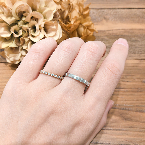 ミル打ちは「子宝・長寿・永遠」など縁起の良いデザイン。アンティーク感漂うキュートな結婚指輪です。