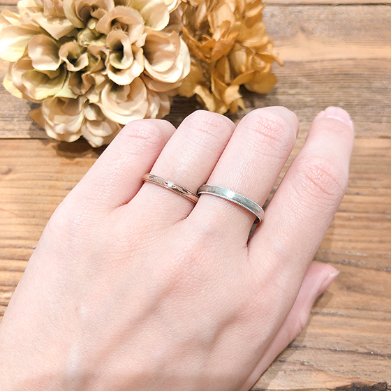 ミル打ちデザインの正統派な結婚指輪。男女で微妙に寸法を変えそれぞれに合わせた嬉しい設計です。