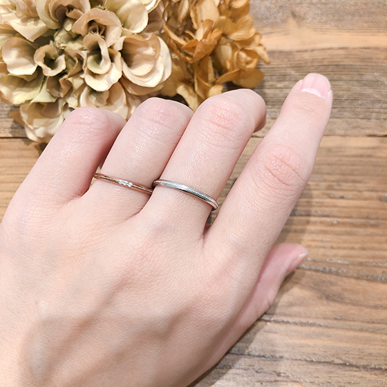 中央にミル打ち加工を施した珍しいデザインの結婚指輪です。女性にはダイヤモンドを3P華やかにセットしました。