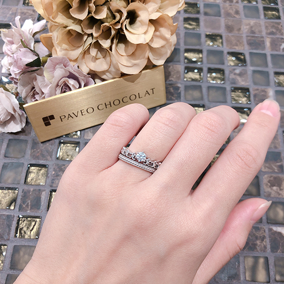 大きさの違うミル打ちでデザインされたシンプルな結婚指輪と透かしのある婚約指輪でおしゃれ。