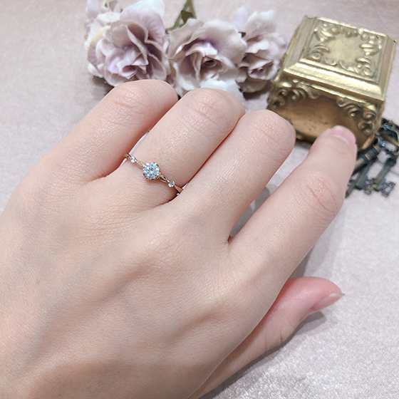 ぷっくりとした丸みのあるデザインの結婚指輪は柔らかな印象に♪側面にもダイヤモンドが留められているのがオシャレ