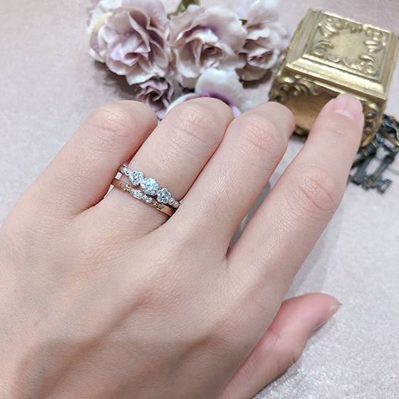プナチナの婚約指輪とピンクゴールドの婚約指輪のコントラストが可愛らしいセットリング。お好みに合わせて色目はお選びいただけます。