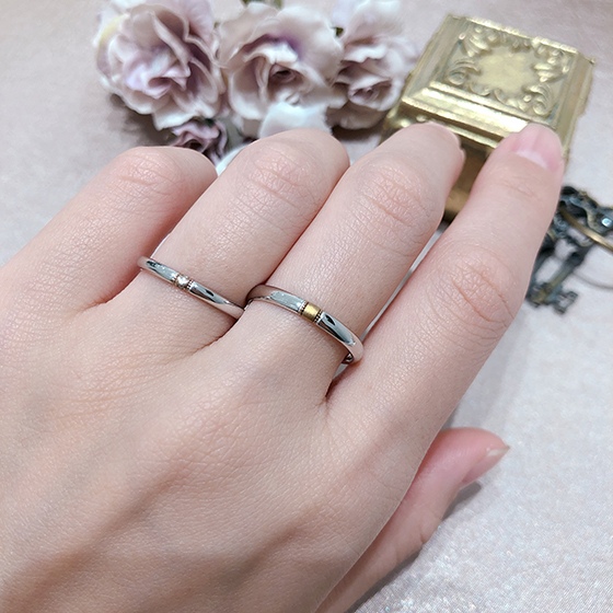 丸みのある形状が指に優しく馴染みます。シンプルな結婚指輪を探している方におすすめの結婚指輪。