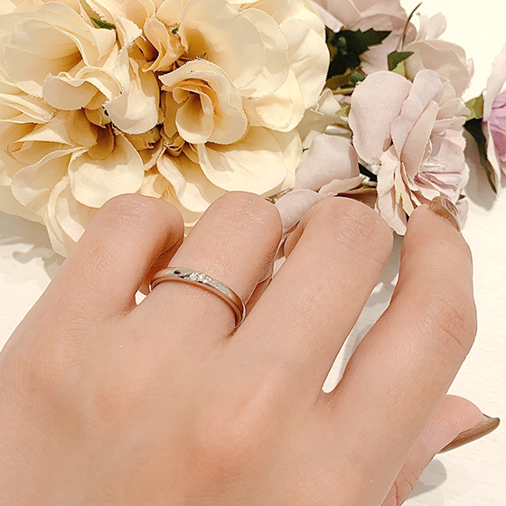中心部分にメレダイヤが留められた、控えめながらも美しいデザインの結婚指輪♡