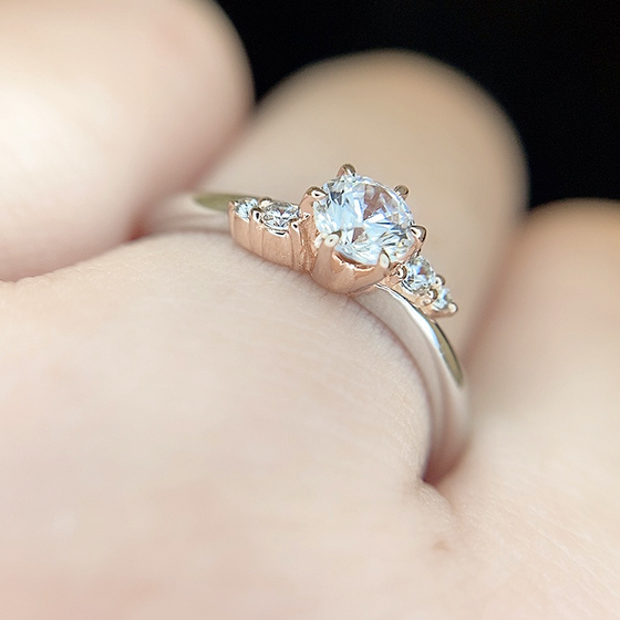 ダイヤモンドが一番きれいに見える6本立て爪にてセットしています。