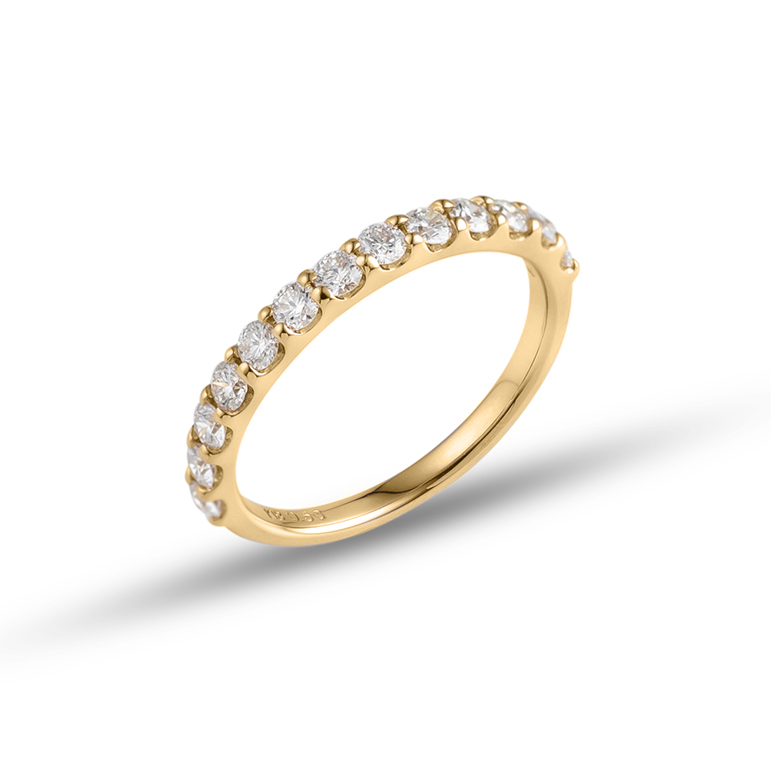 合計0.5ctの迫力あるハーフエタニティリング。婚約指輪（エンゲージリング）としても人気があります。