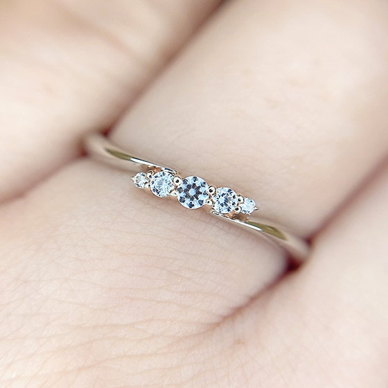 グラデーションでセットされたダイヤモンドが女性に人気の結婚指輪です。