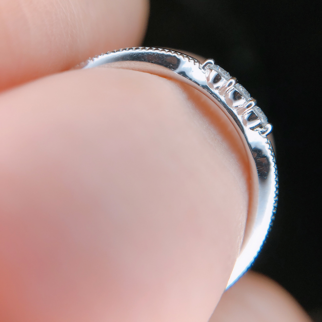 高さも無いので日常使いしやすい結婚指輪デザインです。