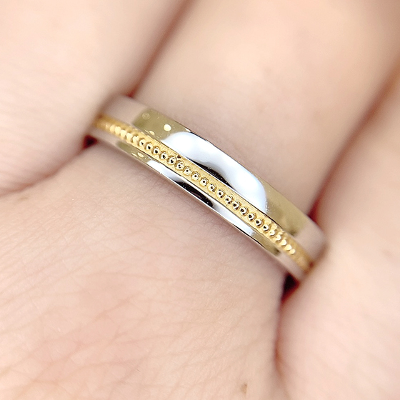 men’s結婚指輪は幅広の嬉しい設計。ミル打ち加工が上品な印象を与えてくれます。